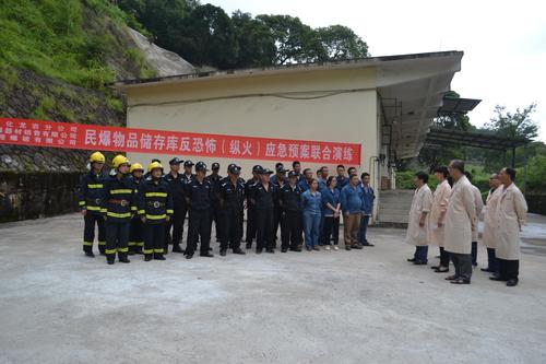 海峽科化龍巖三家單位聯(lián)合舉行民爆物品儲(chǔ)存反恐怖（縱火）應(yīng)急預(yù)案演練。 葉莉攝[2].jpg